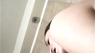 Sexo no banheiro com travesti